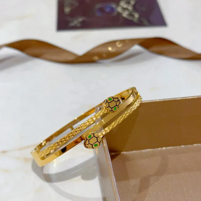 Bvlgari Bracelet bangle en or avec motif de tortue en émail à charnière 3