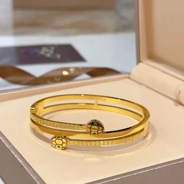 Bvlgari Bracelet bangle en or avec motif de tortue en émail à charnière 4