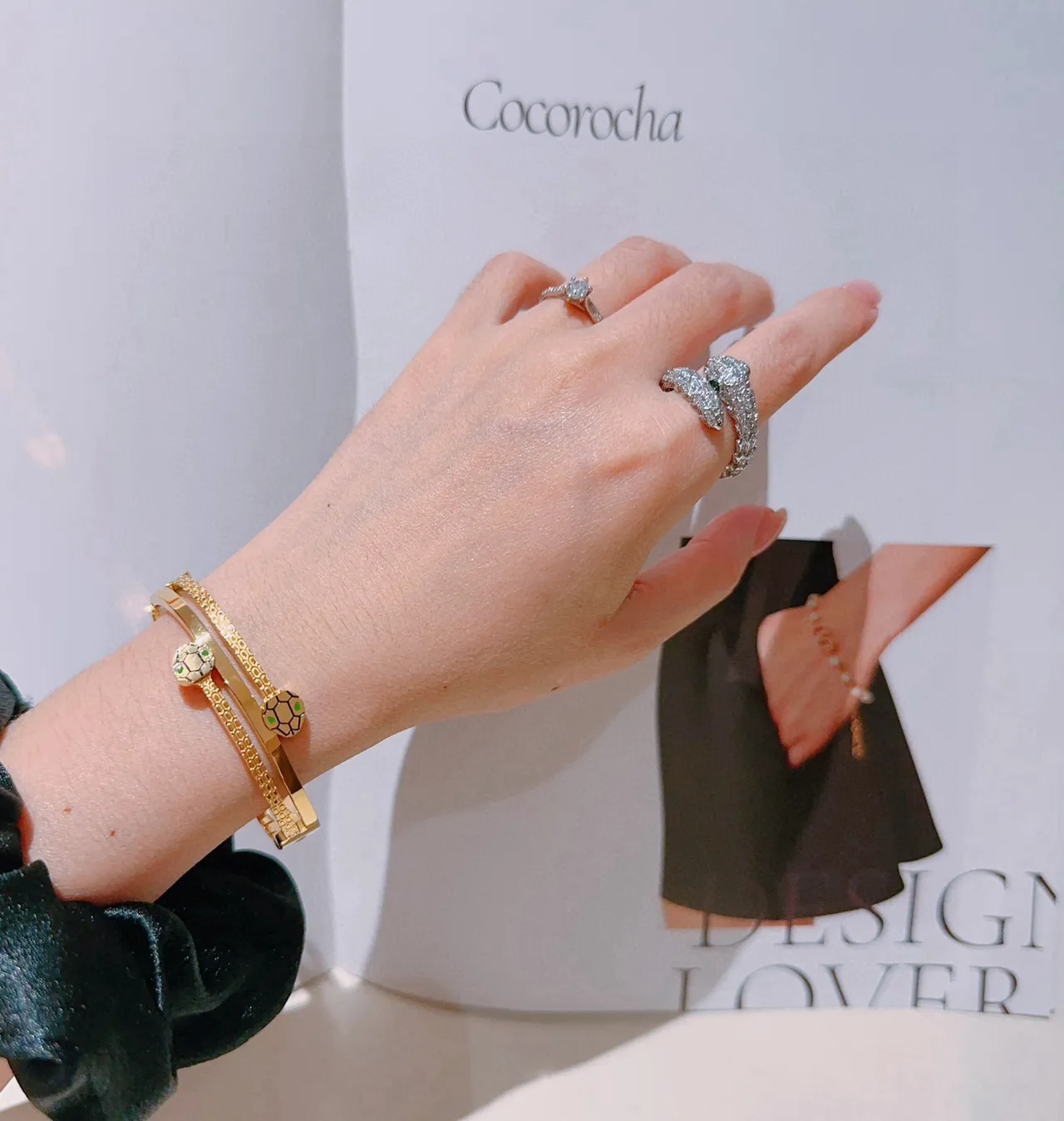 Bvlgari Bracelet bangle en or avec motif de tortue en émail à charnière 5