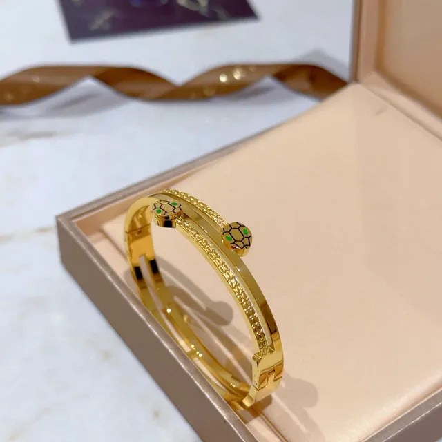 Bvlgari Bracelet bangle en or avec motif de tortue en émail à charnière 6