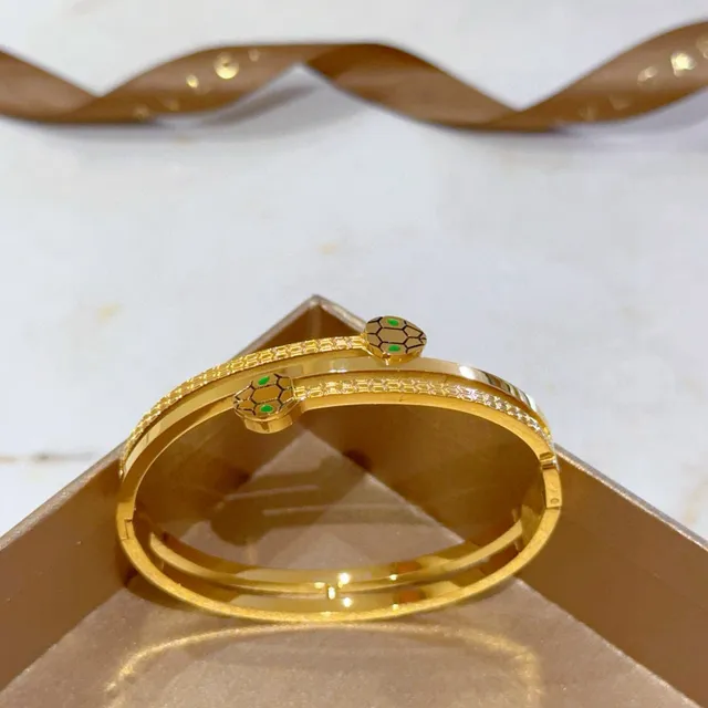 Bvlgari Bracelet bangle en or avec motif de tortue en émail à charnière 7