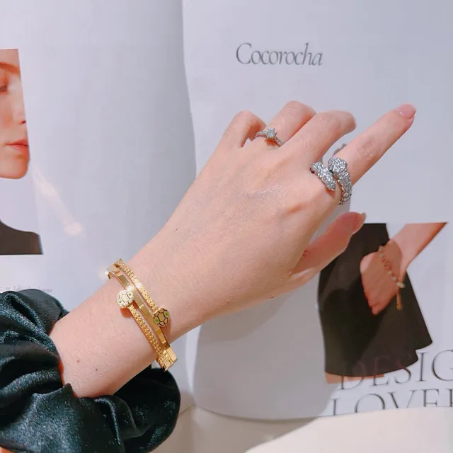 Bvlgari Bracelet bangle en or avec motif de tortue en émail à charnière 8