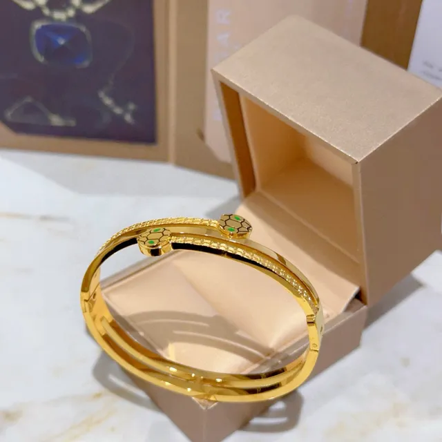 Bvlgari Bracelet bangle en or avec motif de tortue en émail à charnière 9