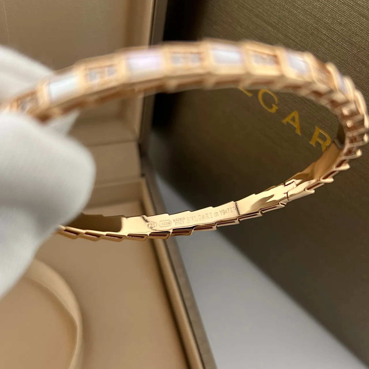 Bvlgari Bracelet Or Mère de Perle et Pierres Pavé Segmenté 2