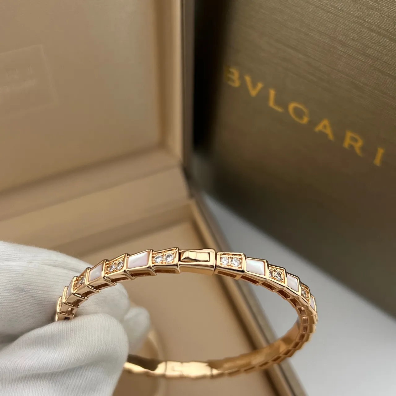Bvlgari Bracelet Or Mère de Perle et Pierres Pavé Segmenté 3