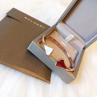 Bvlgari सोने की लाल पंखुड़ी आकार के इनले मेटल ब्रेसलेट