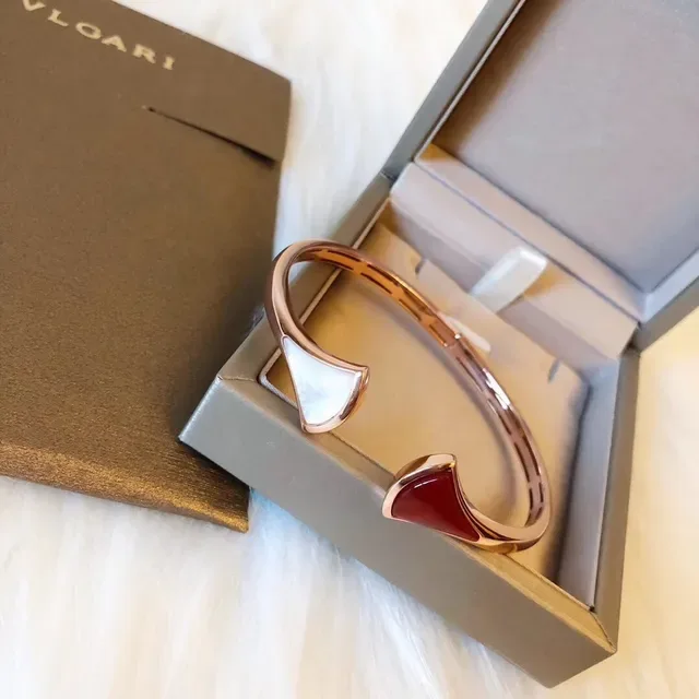 Bvlgari Bracelet en Métal Doré avec Inlays en Rouge en Forme d'Éventail 2