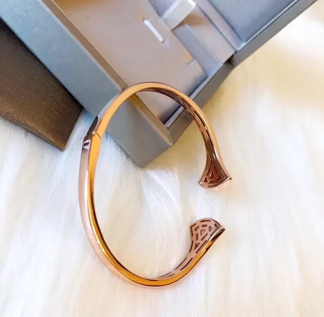 Bvlgari Bracelet en Métal Doré avec Inlays en Rouge en Forme d'Éventail 3