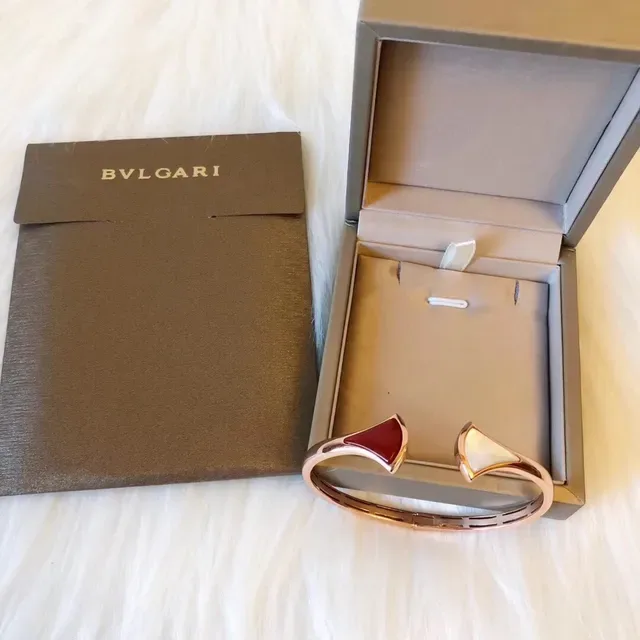 Bvlgari Bracelet en Métal Doré avec Inlays en Rouge en Forme d'Éventail 4
