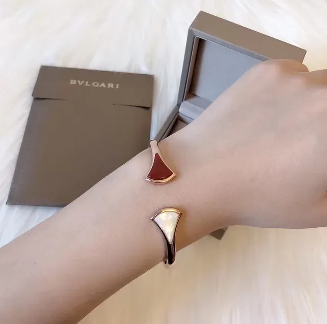 Bvlgari Bracelet en Métal Doré avec Inlays en Rouge en Forme d'Éventail 6