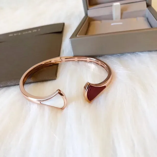 Bvlgari Bracelet en Métal Doré avec Inlays en Rouge en Forme d'Éventail 7