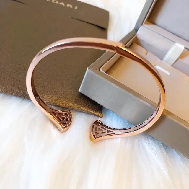 Bvlgari Bracelet en Métal Doré avec Inlays en Rouge en Forme d'Éventail 8
