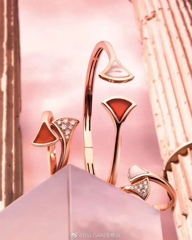 Bvlgari Bracelet en Métal Doré avec Inlays en Rouge en Forme d'Éventail 9