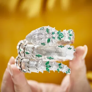 Bvlgari Serpenti 花卉头绿色和白色宝石手链