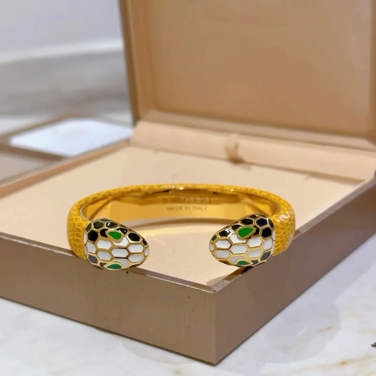 Bvlgari Serpenti Bracelet Multicolore Or Motif Tête de Serpent Détail Émail Écailles 2