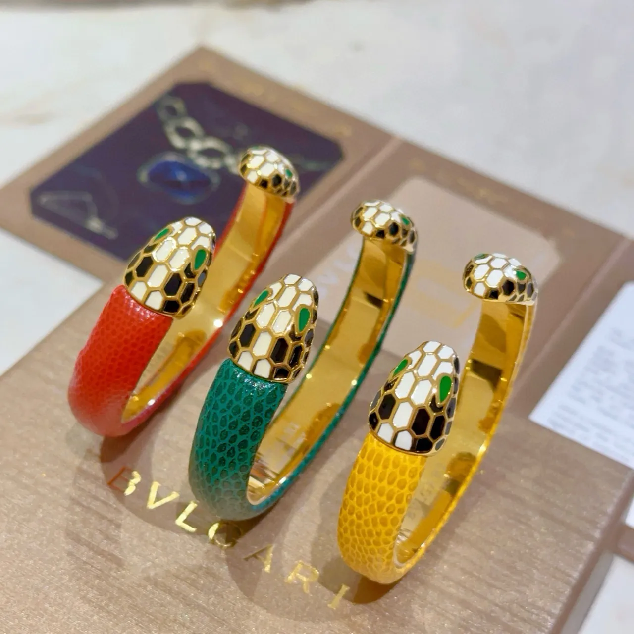 Bvlgari Serpenti Bracelet Multicolore Or Motif Tête de Serpent Détail Émail Écailles 6