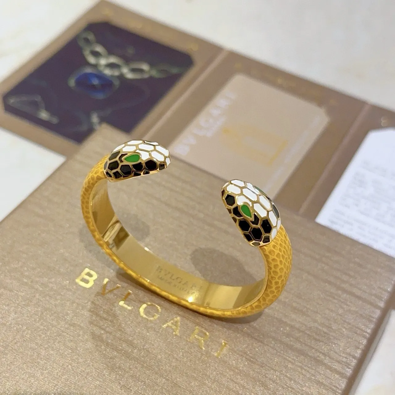 Bvlgari Serpenti Bracelet Multicolore Or Motif Tête de Serpent Détail Émail Écailles 8
