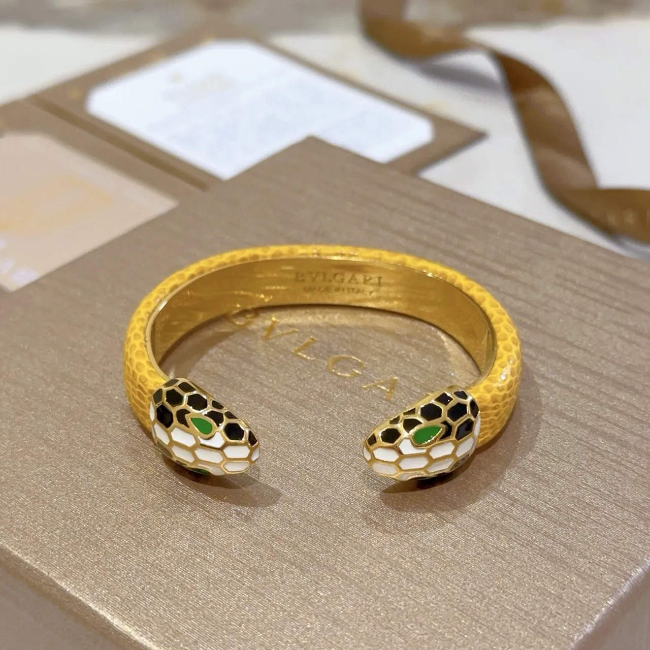 Bvlgari Serpenti Bracelet Multicolore Or Motif Tête de Serpent Détail Émail Écailles 9