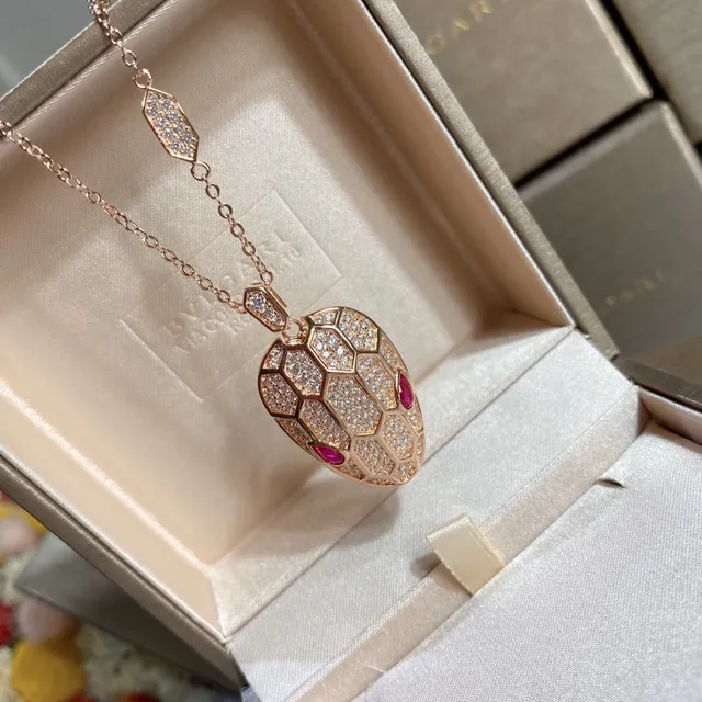 Bvlgari Serpenti Pavé Crystal Colliers avec Pendentif Tête de Serpent 3