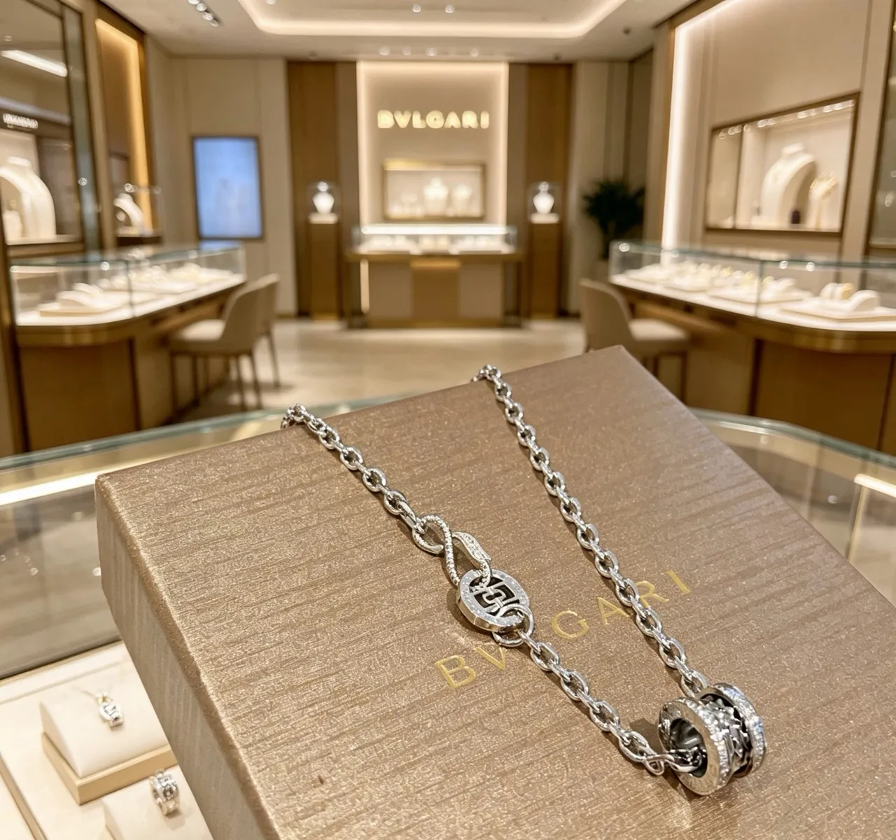 Bvlgari Collier Chaîne Curb Chunky Argent Blanc Bandes Pavé Diamantes 3