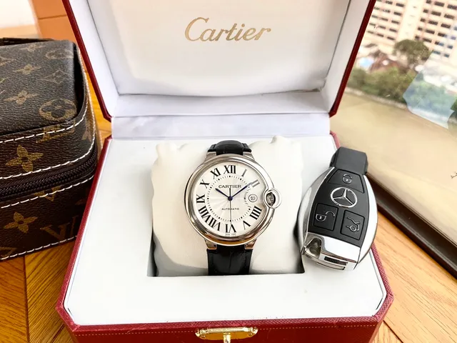 Cartier Ballon Bleu Argenté noir boîtier en forme de coussin saphir bleu cabochon couronne montre mécanique 5