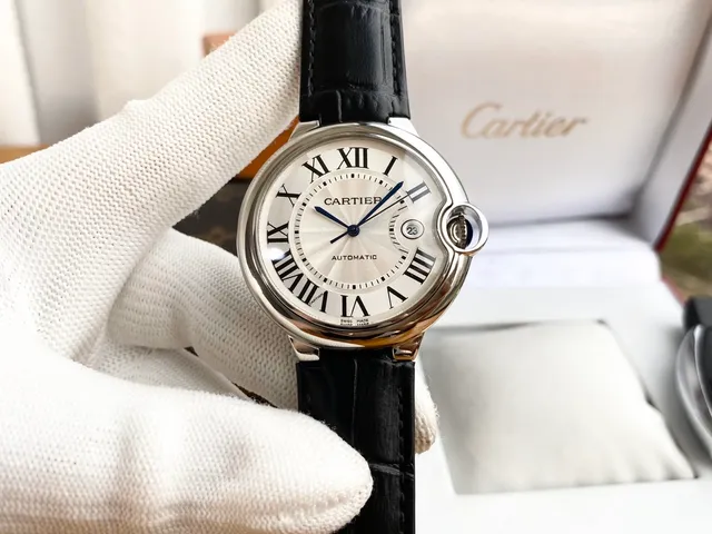 Cartier Ballon Bleu Argenté noir boîtier en forme de coussin saphir bleu cabochon couronne montre mécanique 7