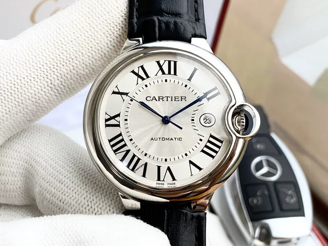 Cartier Ballon Bleu Argenté noir boîtier en forme de coussin saphir bleu cabochon couronne montre mécanique 9