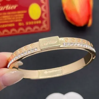 سوار Cartier Love ذهبي شفاف مرصع بحجارة كريستال