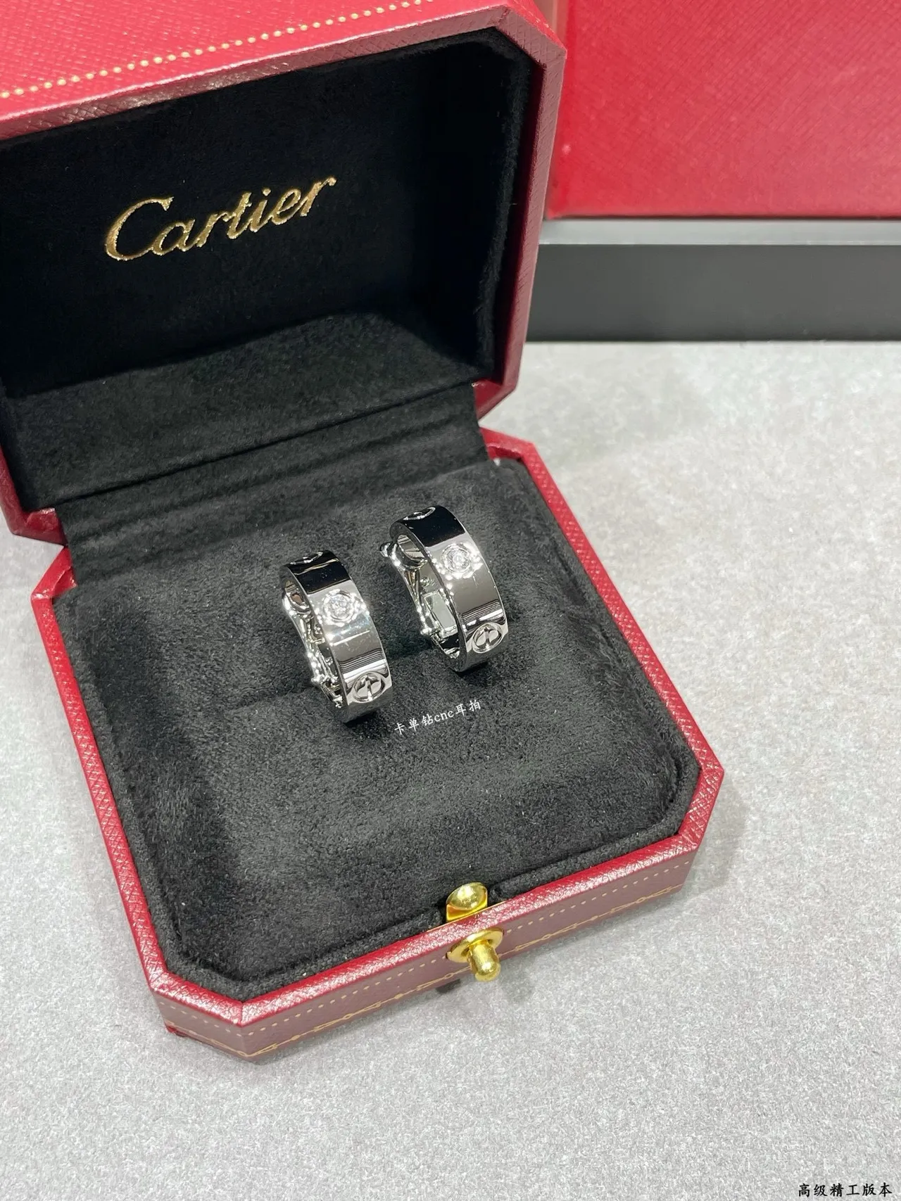 Cartier Love Créole en or à un seul diamant 8