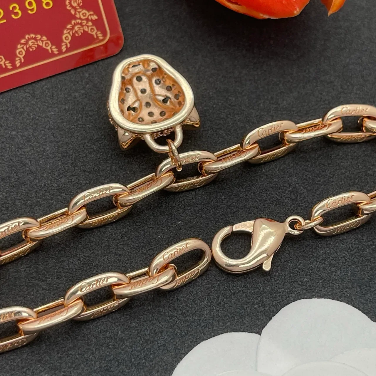Bracelet Cartier Panthère de Cartier Or Rose avec Cristaux Pavé et Charm de Panthère 3