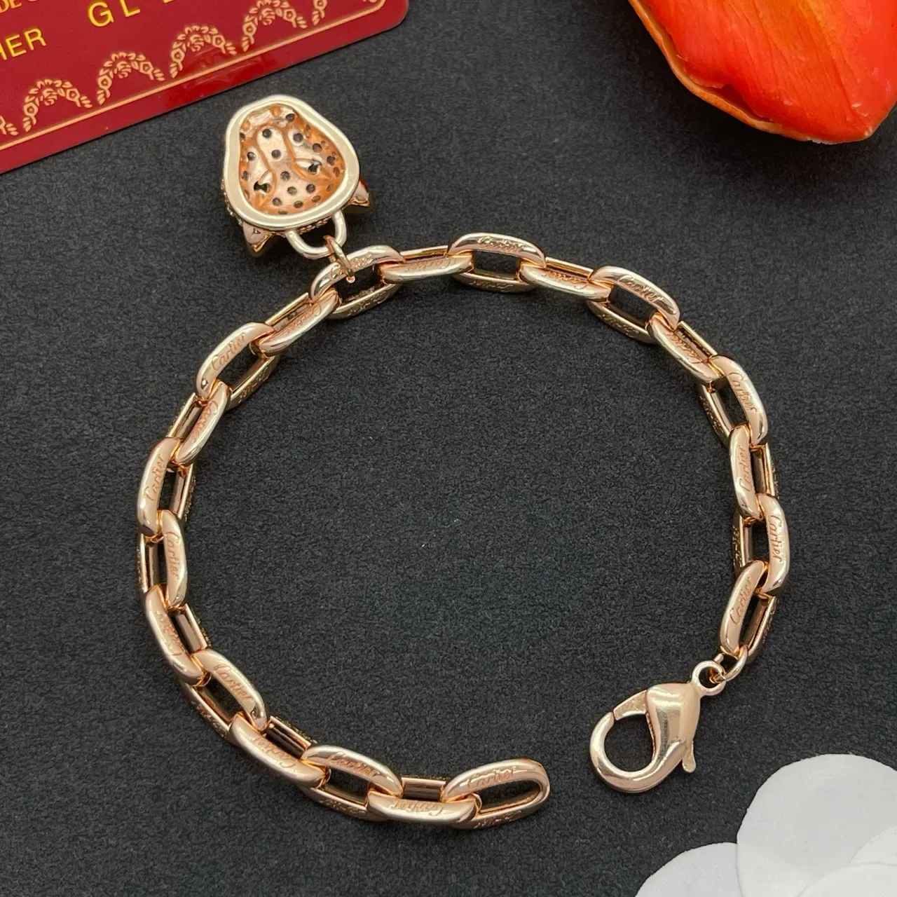 Bracelet Cartier Panthère de Cartier Or Rose avec Cristaux Pavé et Charm de Panthère 4