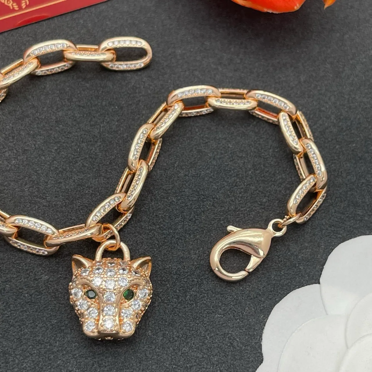 Bracelet Cartier Panthère de Cartier Or Rose avec Cristaux Pavé et Charm de Panthère 5
