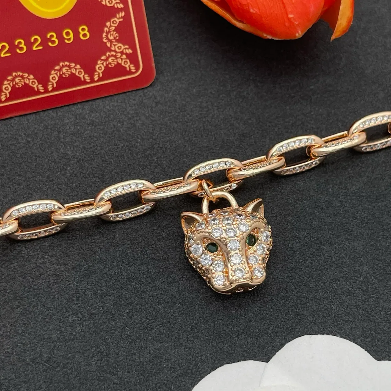 Bracelet Cartier Panthère de Cartier Or Rose avec Cristaux Pavé et Charm de Panthère 7