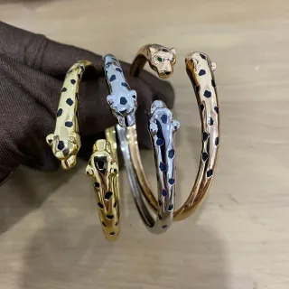 سوار Cartier Panthère ذهبي رأس بانثر أسود نهاية منقط نقشة مينا