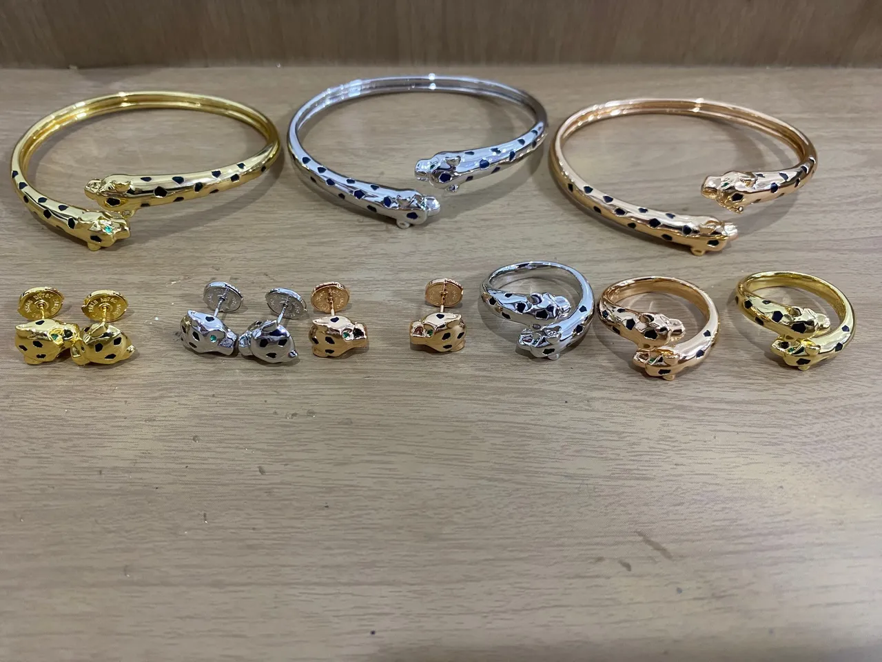 سوار Cartier Panthère ذهبي رأس بانثر أسود نهاية منقط نقشة مينا 2