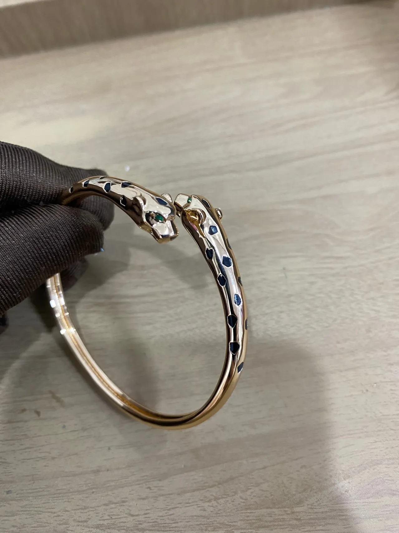 سوار Cartier Panthère ذهبي رأس بانثر أسود نهاية منقط نقشة مينا 5