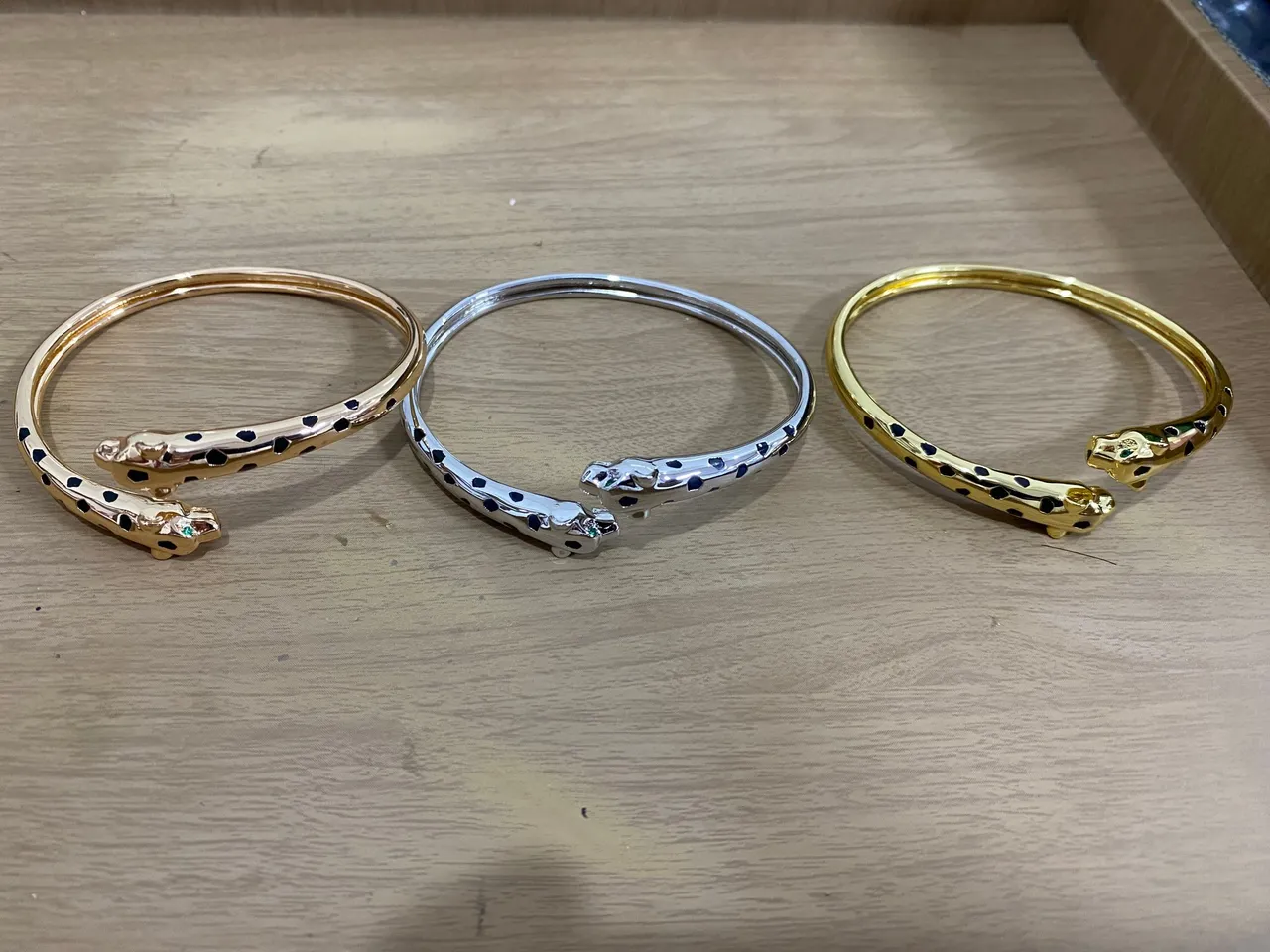 سوار Cartier Panthère ذهبي رأس بانثر أسود نهاية منقط نقشة مينا 6