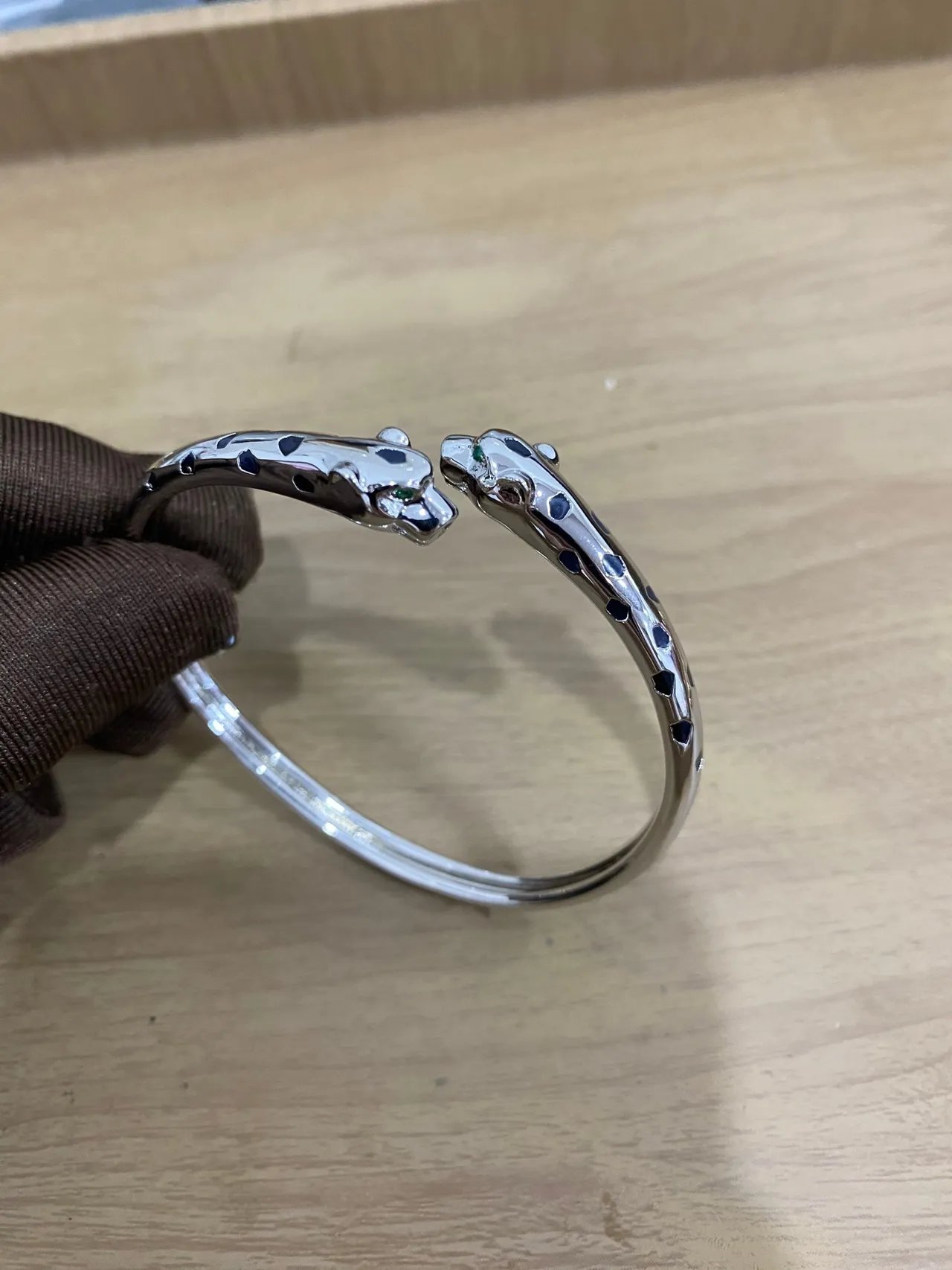 سوار Cartier Panthère ذهبي رأس بانثر أسود نهاية منقط نقشة مينا 7