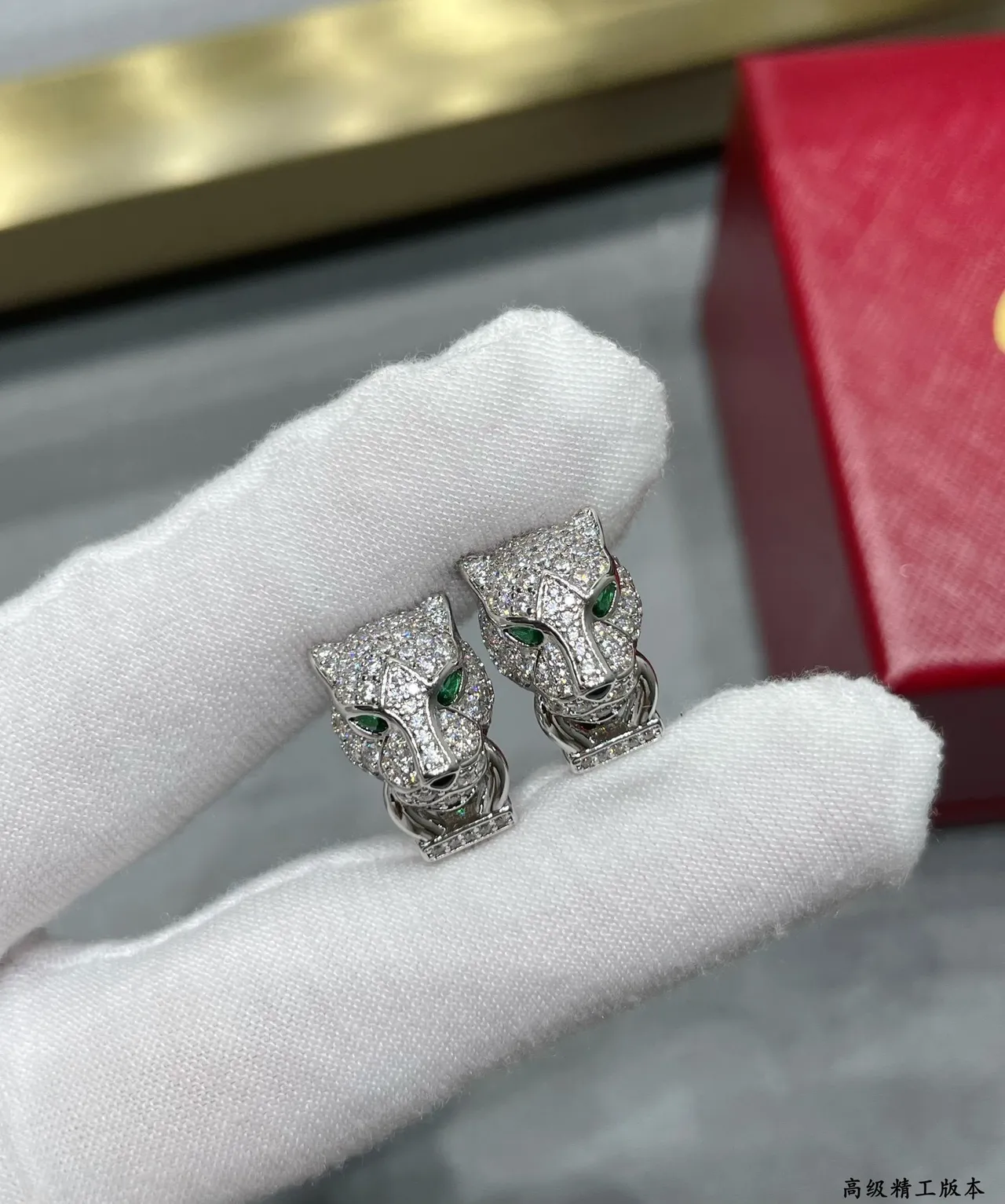 Cartier Panthère Boucles d'oreilles Tête de Panthère Pavé Cristal et Émeraude 3