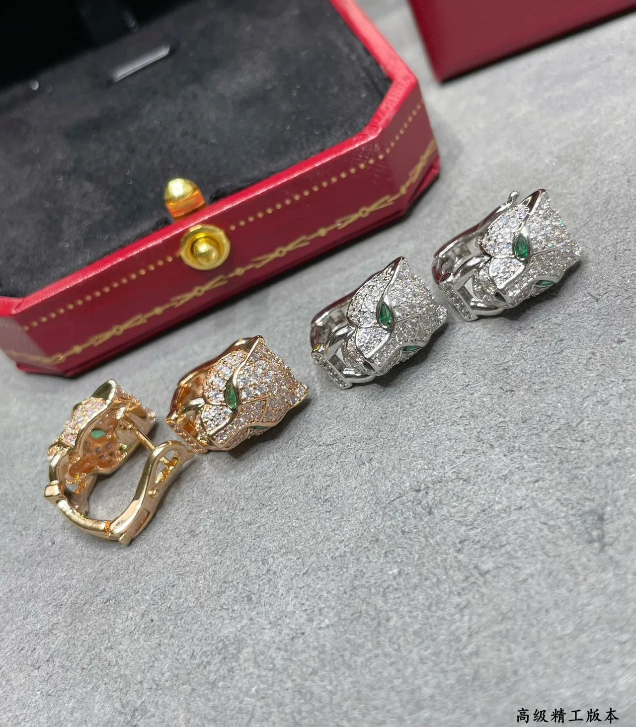 Cartier Panthère Boucles d'oreilles Tête de Panthère Pavé Cristal et Émeraude 5