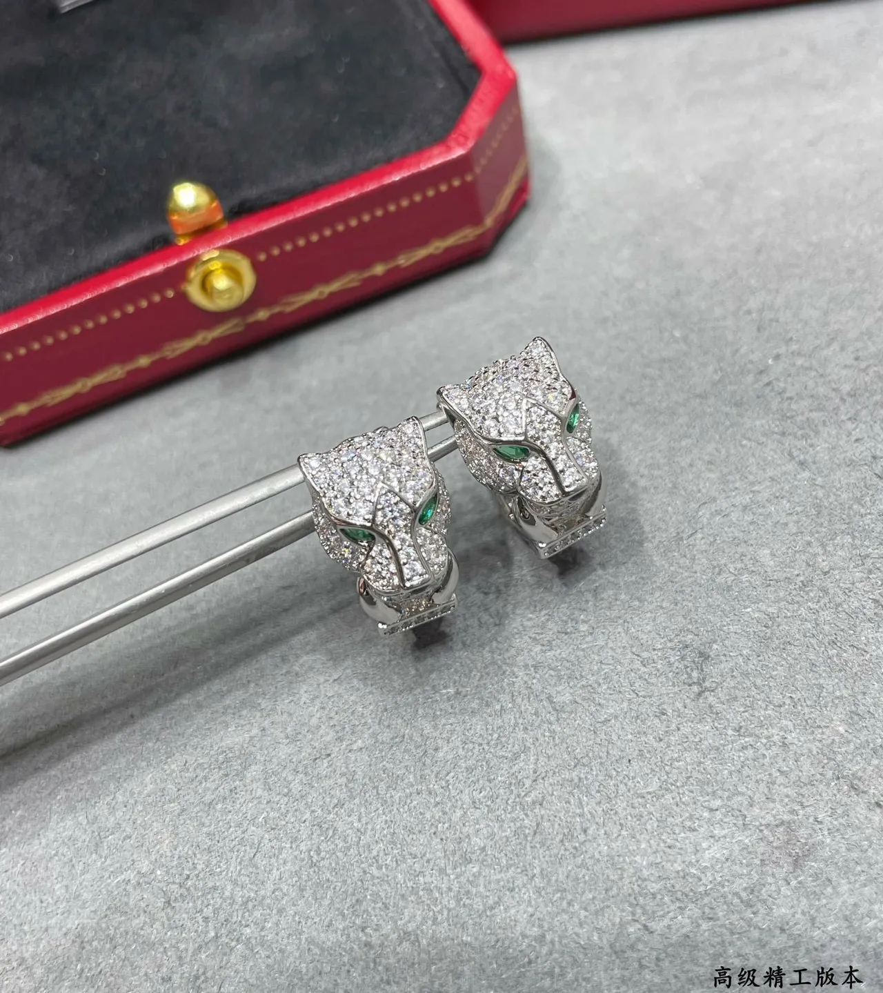 Cartier Panthère Boucles d'oreilles Tête de Panthère Pavé Cristal et Émeraude 6