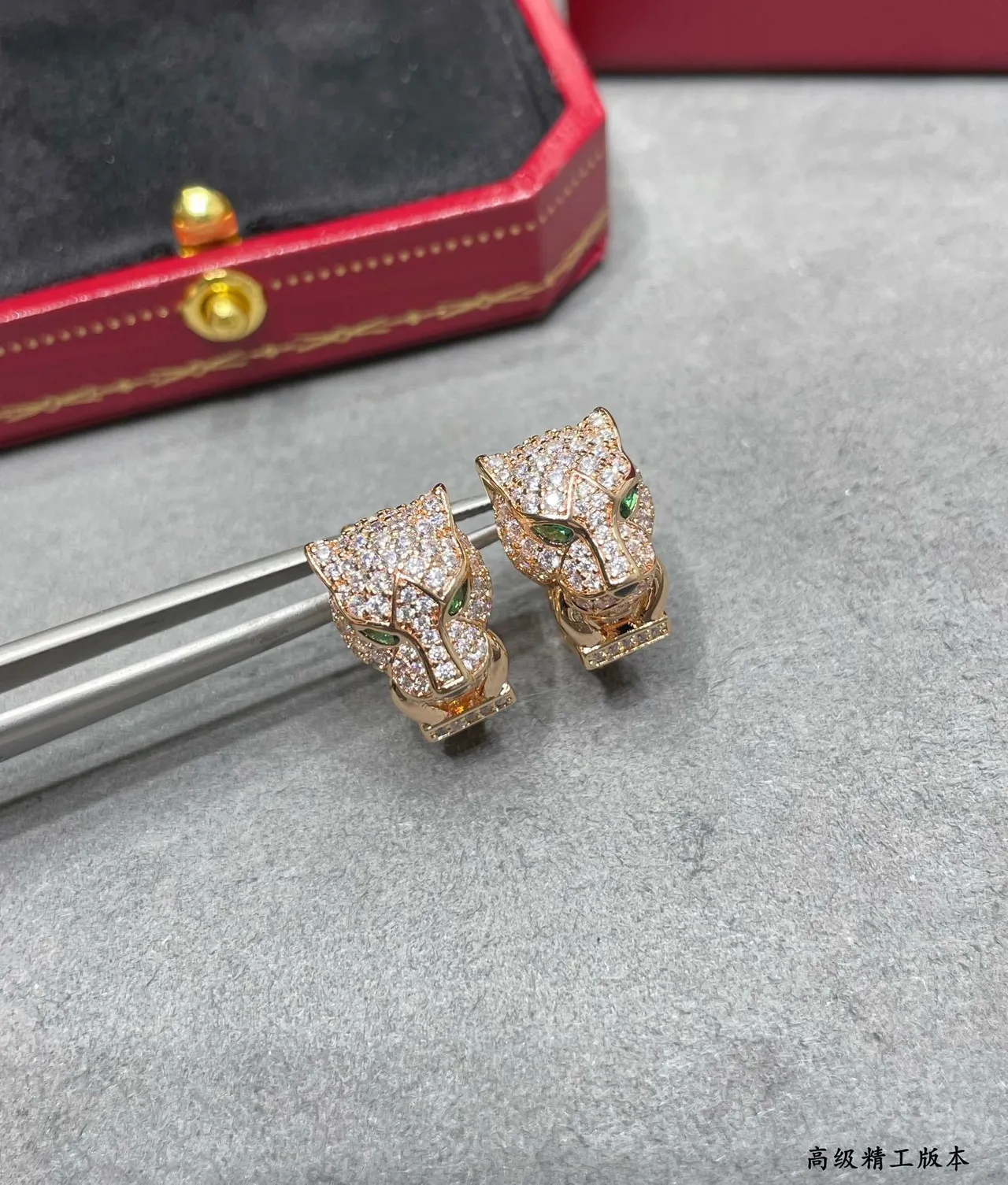 Cartier Panthère Boucles d'oreilles Tête de Panthère Pavé Cristal et Émeraude 7