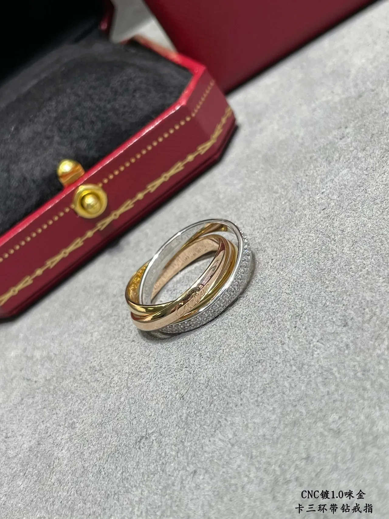 Anel Cartier Trinity de ouro tricolor e diamantes Pavé 7