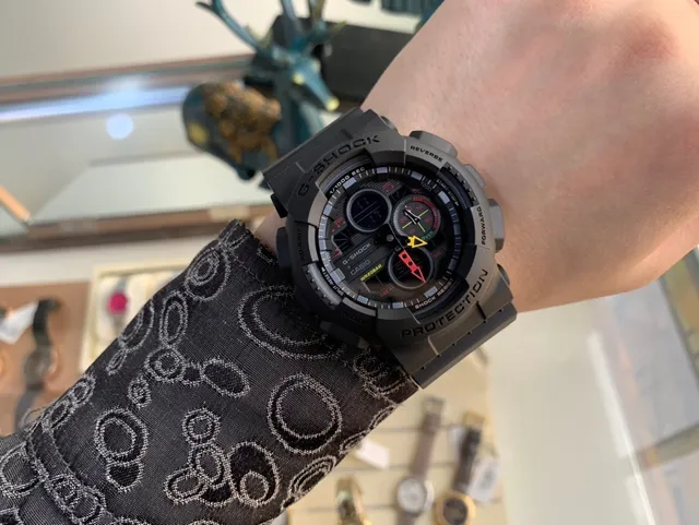 Casio G-Shock GA-100 Noir Rouge Jaune Montre Sport 2