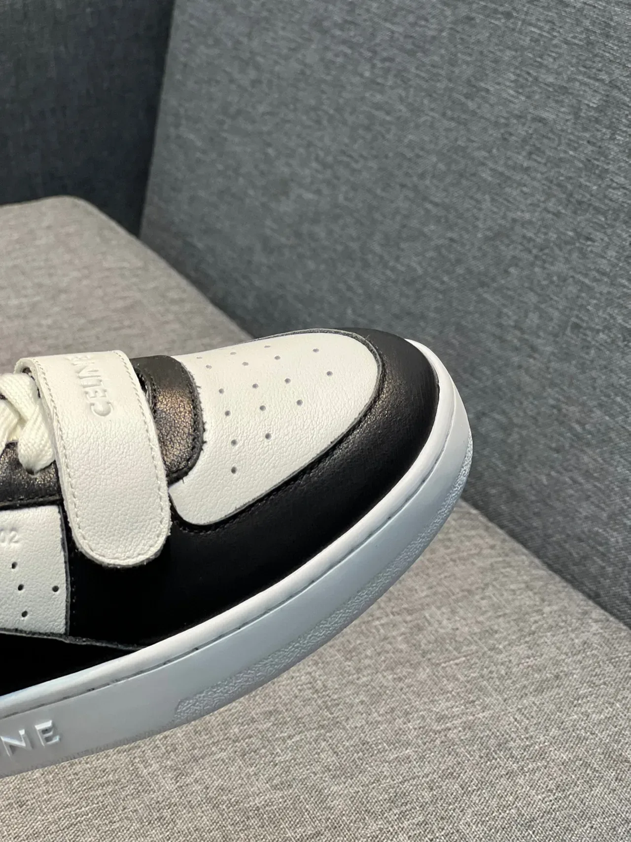 Celine CT-01 Sneakers Lifestyle en Cuir Perforé de Deux Tons Hautes 3