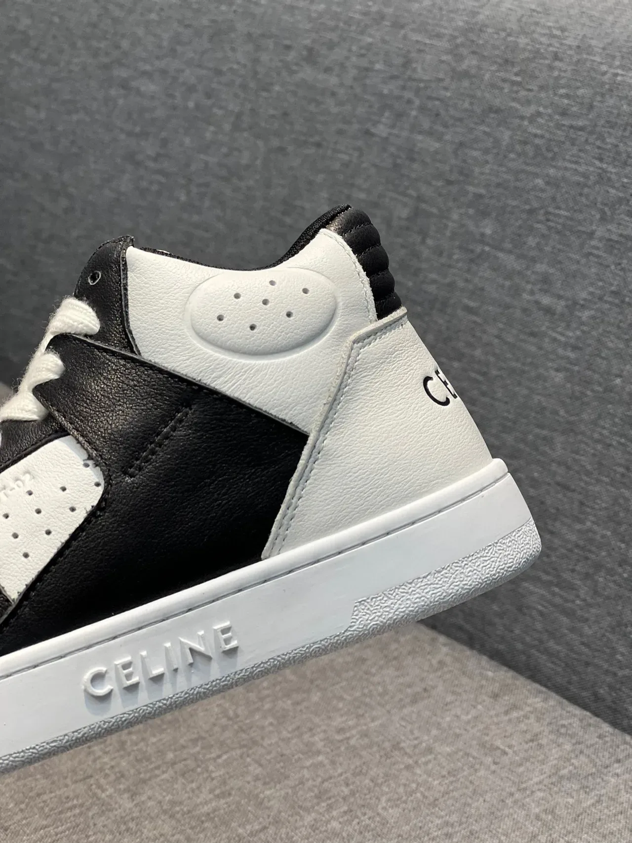 Celine CT-01 Sneakers Lifestyle en Cuir Perforé de Deux Tons Hautes 8