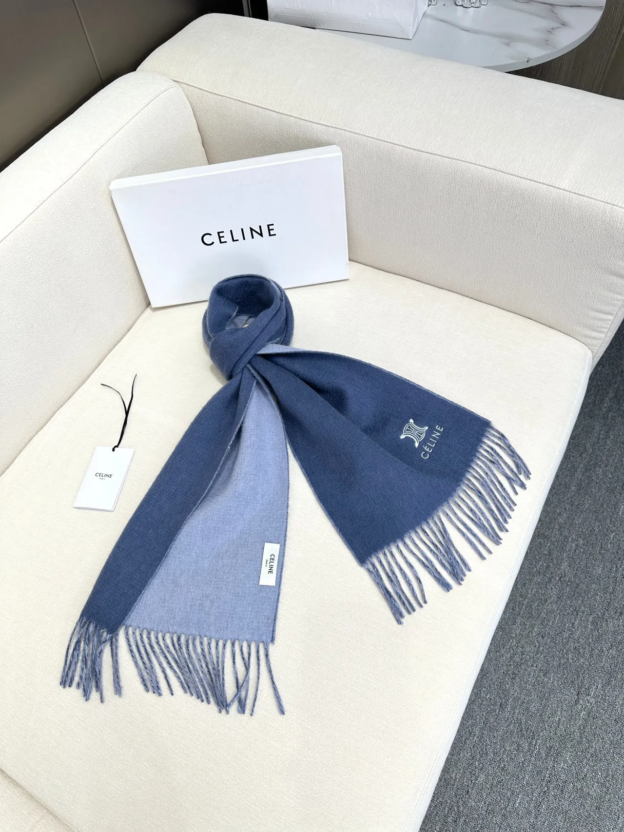 Celine Triomphe এমব্রয়ডারি নীল ক্যাশমিয়ার স্কার্ফ 8