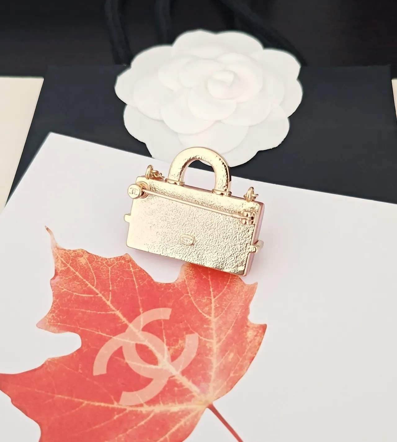 Broche Chanel inspirée du sac or rose à pierres 2