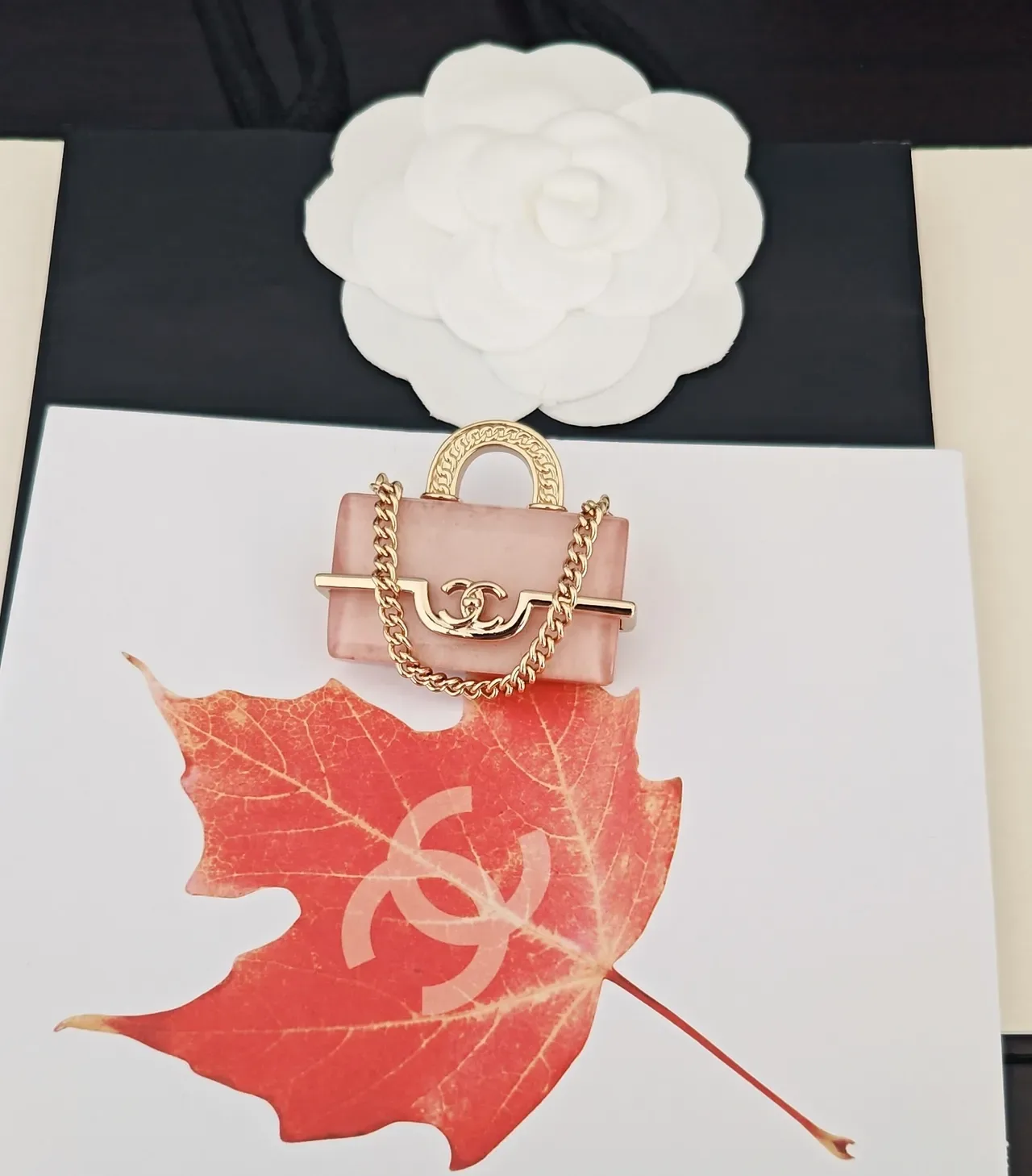 Broche Chanel inspirée du sac or rose à pierres 3