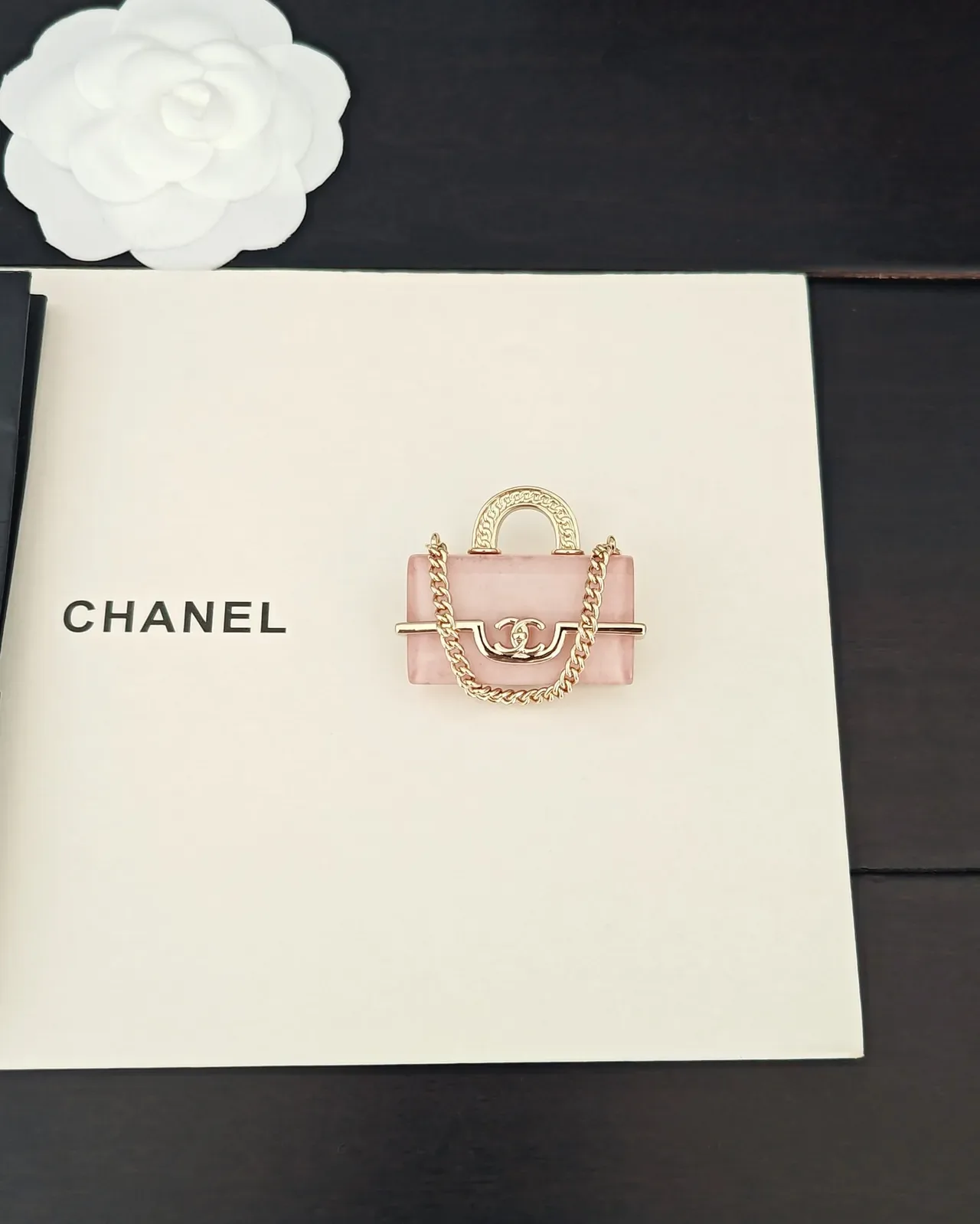 Broche Chanel inspirée du sac or rose à pierres 4